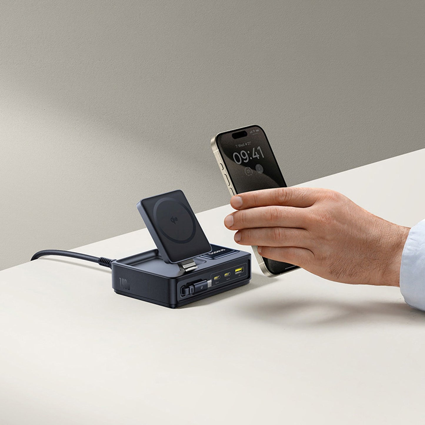 5in1 USB-A UAB-C charging station with 140W Qi2 retractable cable display - black - Carlat