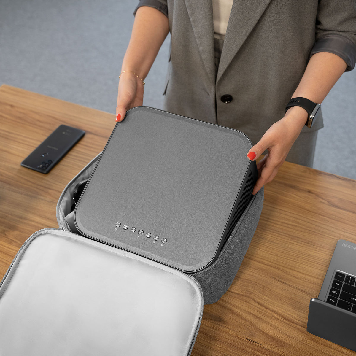 The remaining – Kruger&Matz V-LED100 Projector Case - Carlat