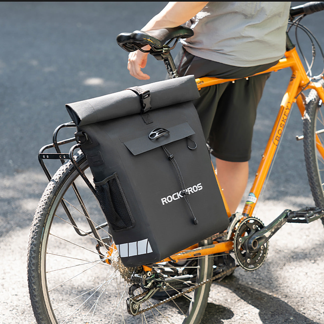 Waterproof bicycle bag with backpack function with helmet hook, 18 liters - black - Carlat