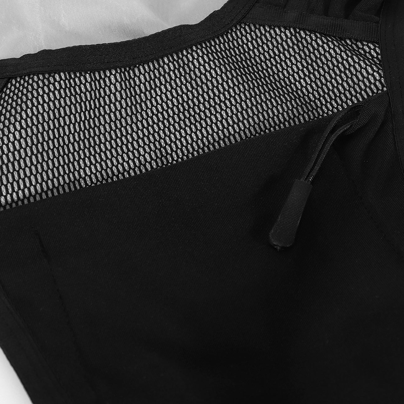 Activewear – Reflective running vest with pockets - black - Carlat
