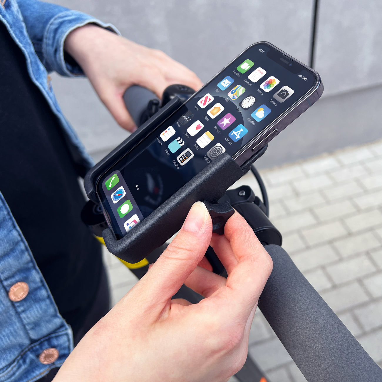 Bicycle Accessories – Metal bike phone holder. scooters black - Carlat