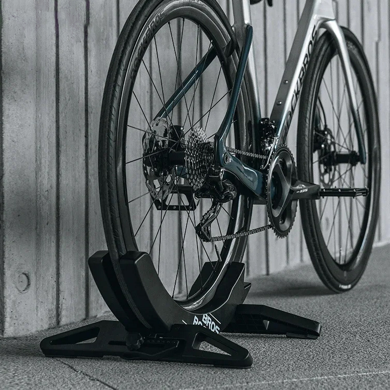 Bicycle Parts – Bicycle tire stand with adjustable width 3 - Carlat