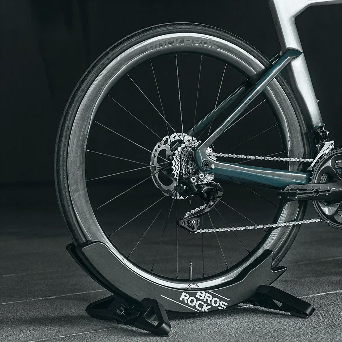 Bicycle Parts – Bicycle tire stand with adjustable width 3 - Carlat