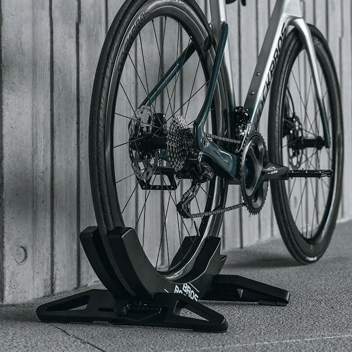 Bicycle Parts – Bicycle tire stand with adjustable width