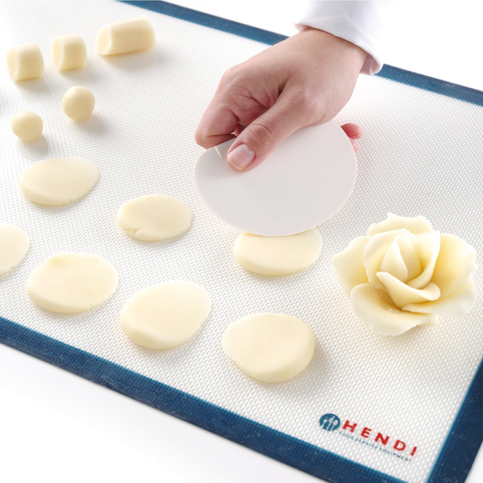 Candy & Chocolate – Confectionery scraper for dough HALF-ROUND 104x74mm - Carlat