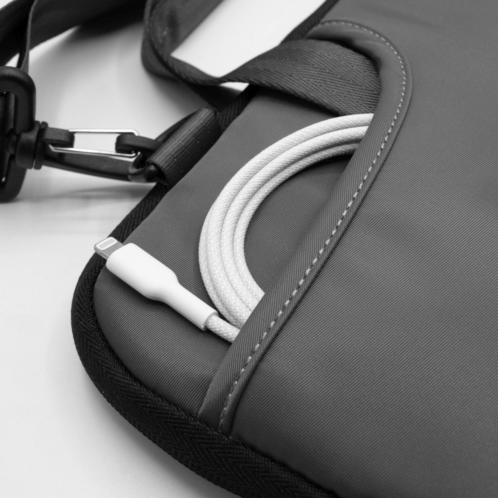 Computer Accessories – SleevePro bag with shoulder strap for MacBook - Carlat