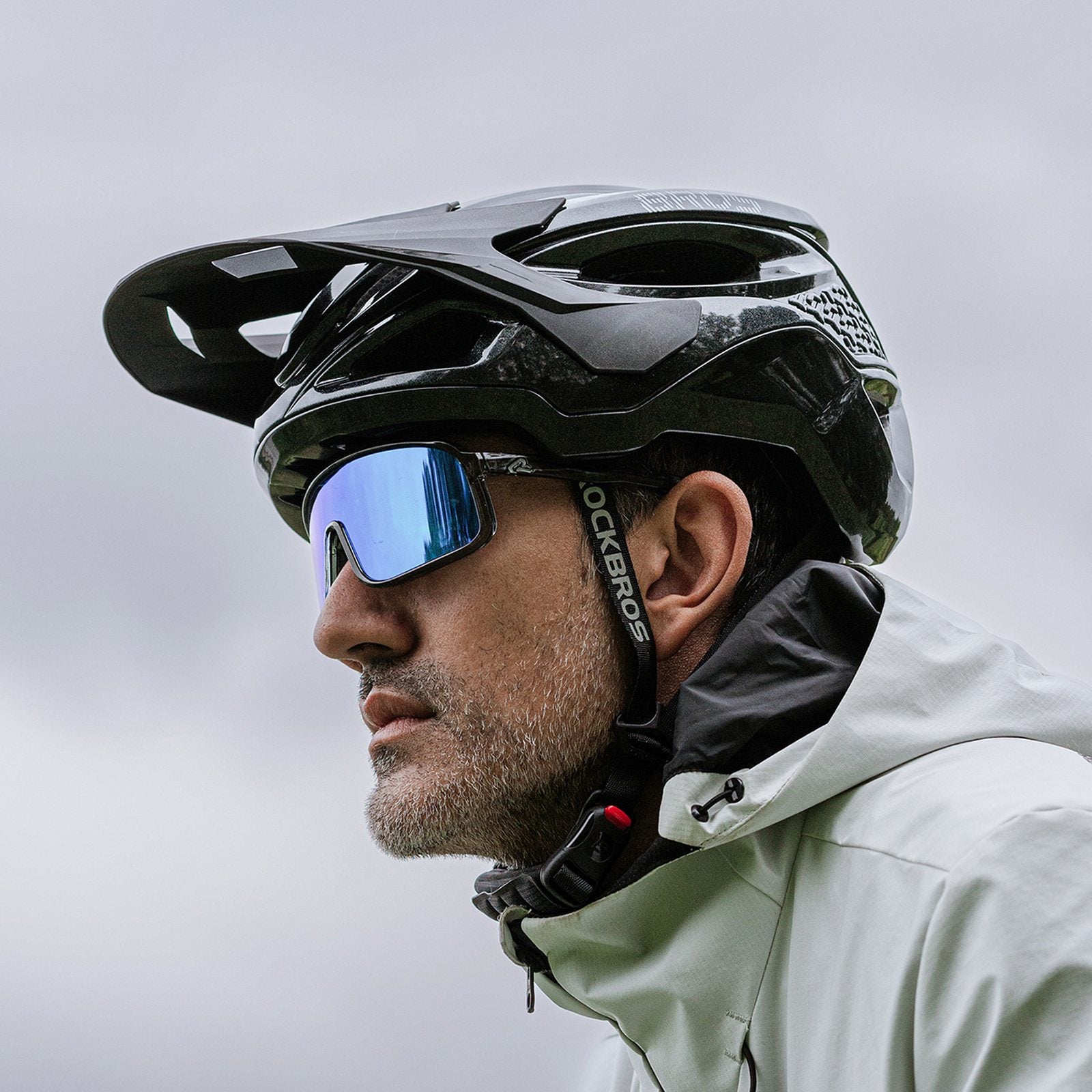 Cycling clothing – Mountain bike helmet with adjustable visor and - Carlat