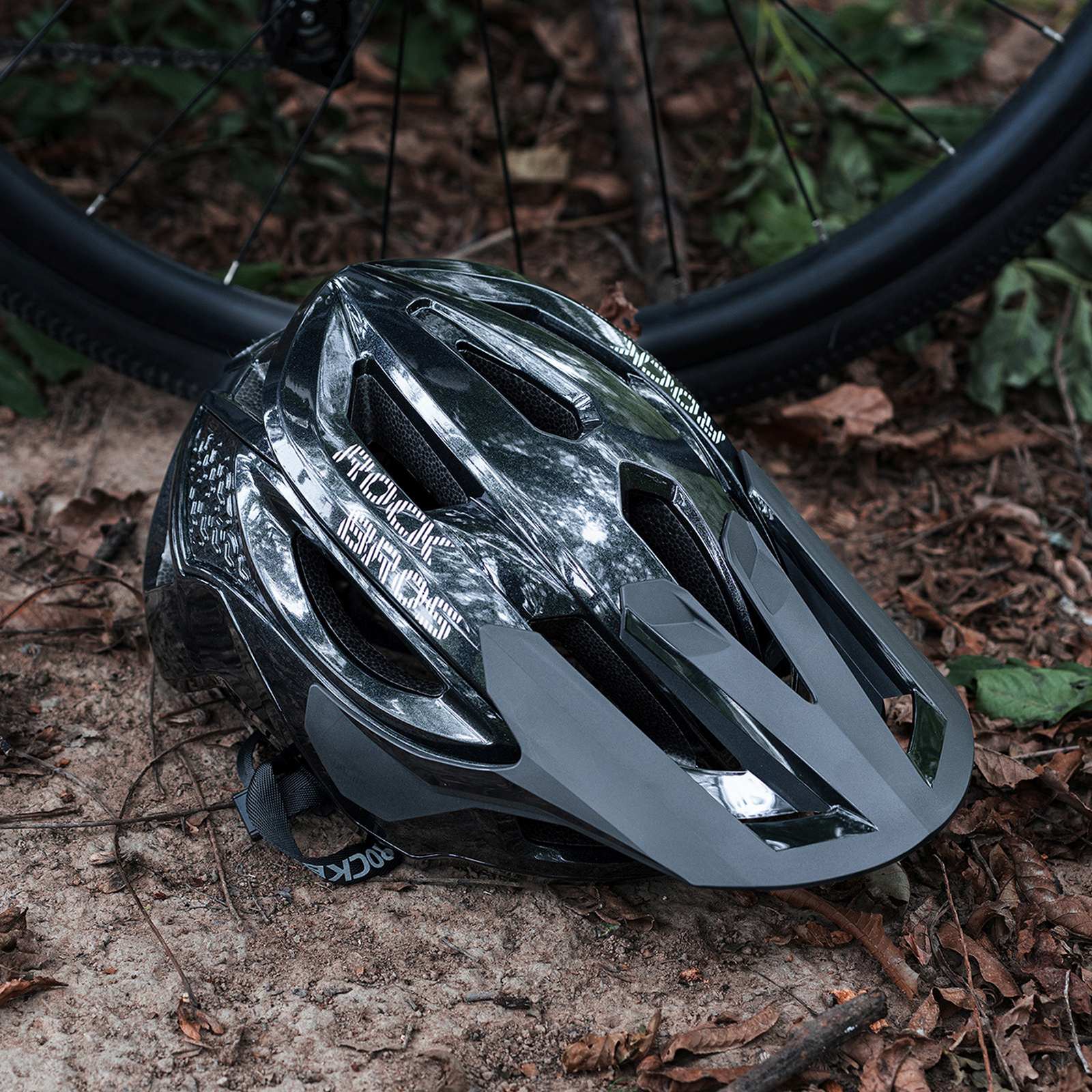 Cycling clothing – Mountain bike helmet with adjustable visor and - Carlat
