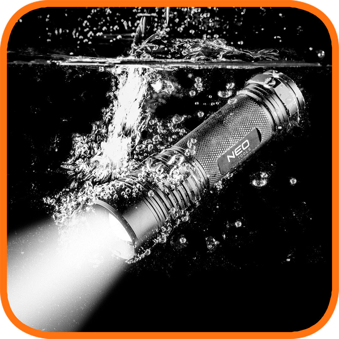 Flashlights – 200 lm Battery-Powered Flashlight, Zoom, IPX7, 3 x AAA - Carlat