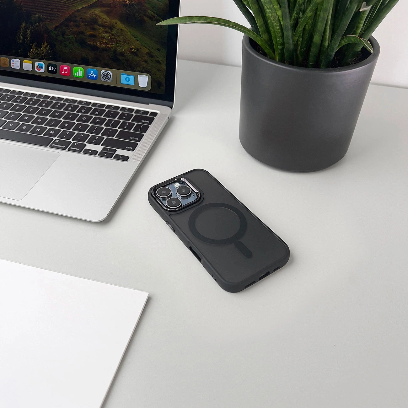 Retail Display Cases – Protective cover for iPhone 17 Pro - Carlat