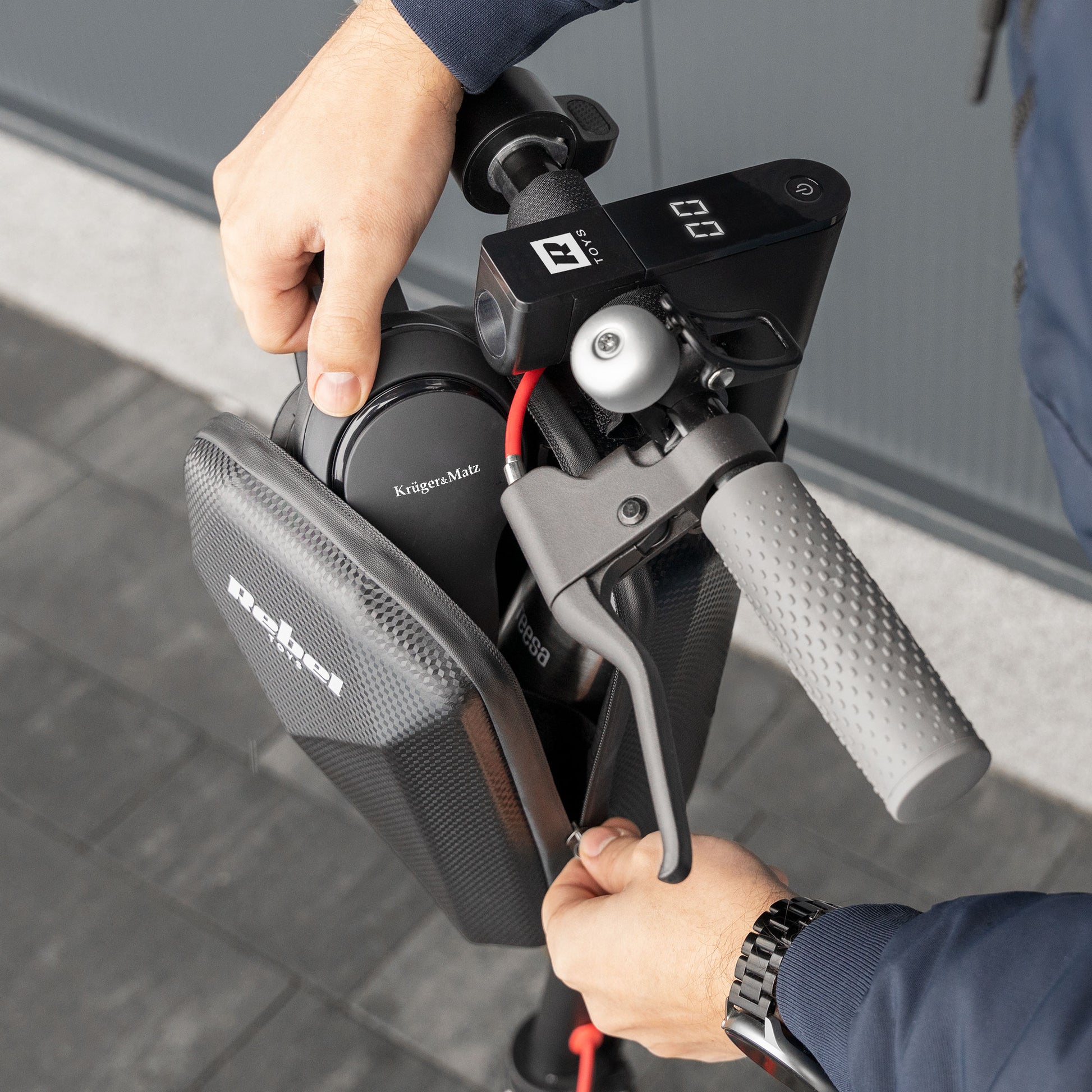 Rebel The remaining – Waterproof REBEL scooter bag – image 6