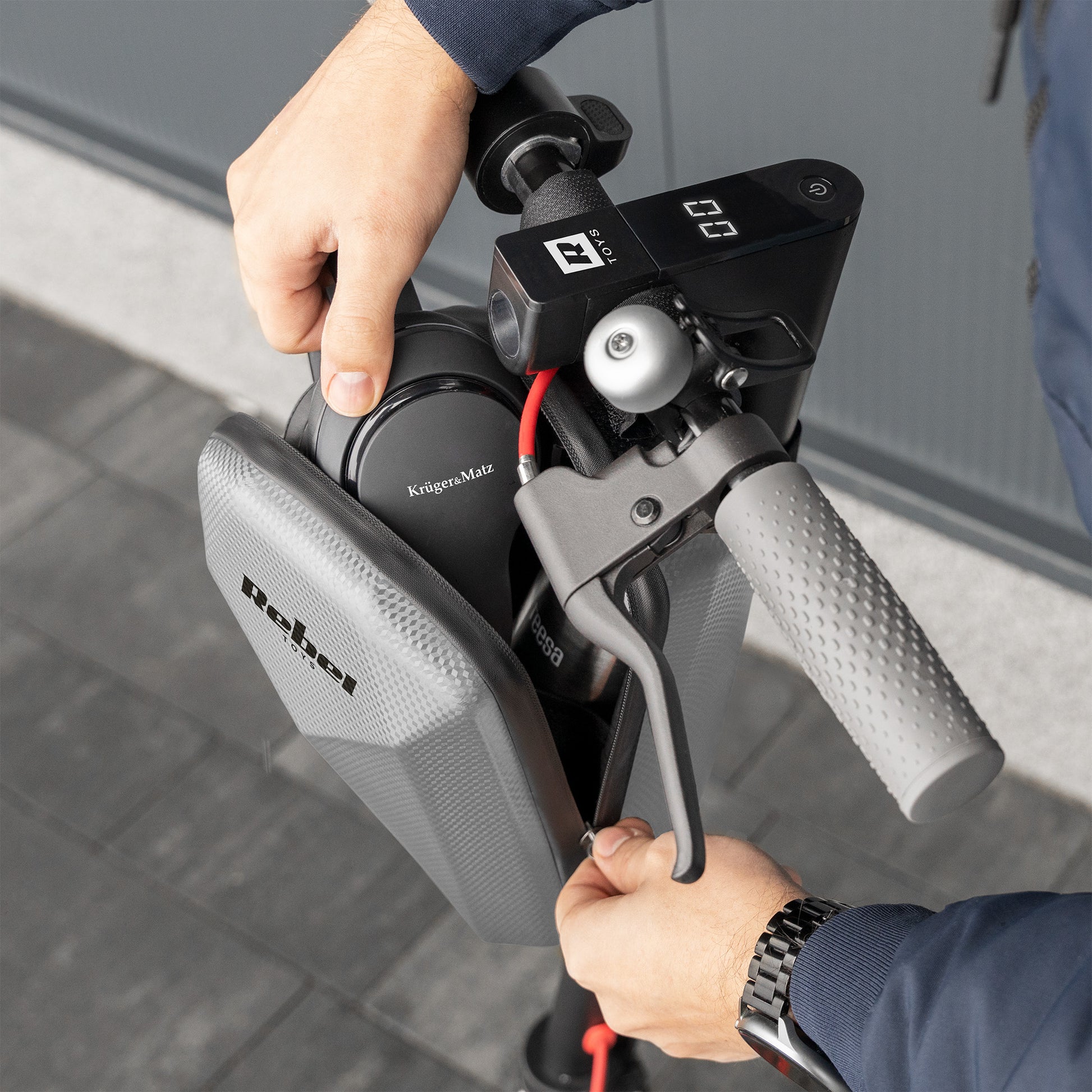 Rebel The remaining – Waterproof REBEL scooter bag – image 6