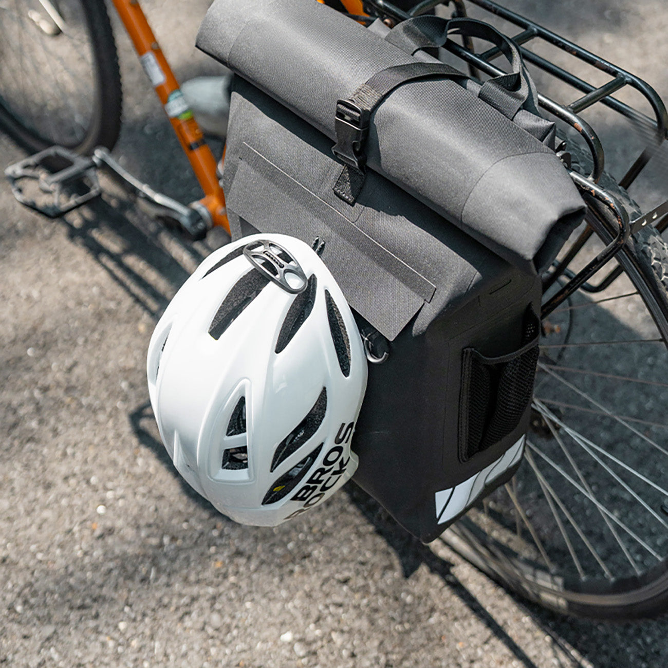 Waterproof bicycle bag with backpack function with helmet hook, 18 liters - black - Carlat