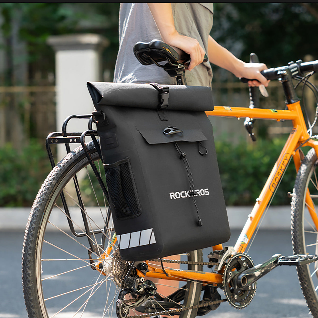 Waterproof bicycle bag with backpack function with helmet hook, 18 liters - black - Carlat