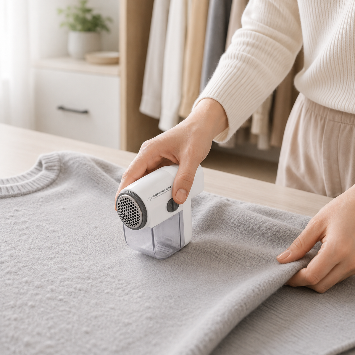 Esperanza Shavers and – ECS003E Esperanza Cuddly White and Gray Lint Remover – image 5
