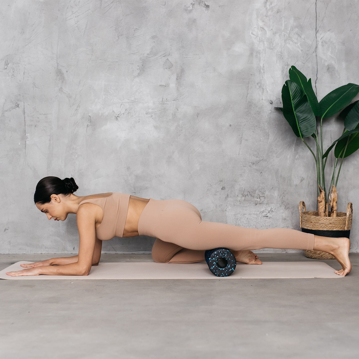 Rebel Massage roller, smooth foam roller, 15x30 cm, black and blue, EPP material, REBEL ACTIVE – image 6