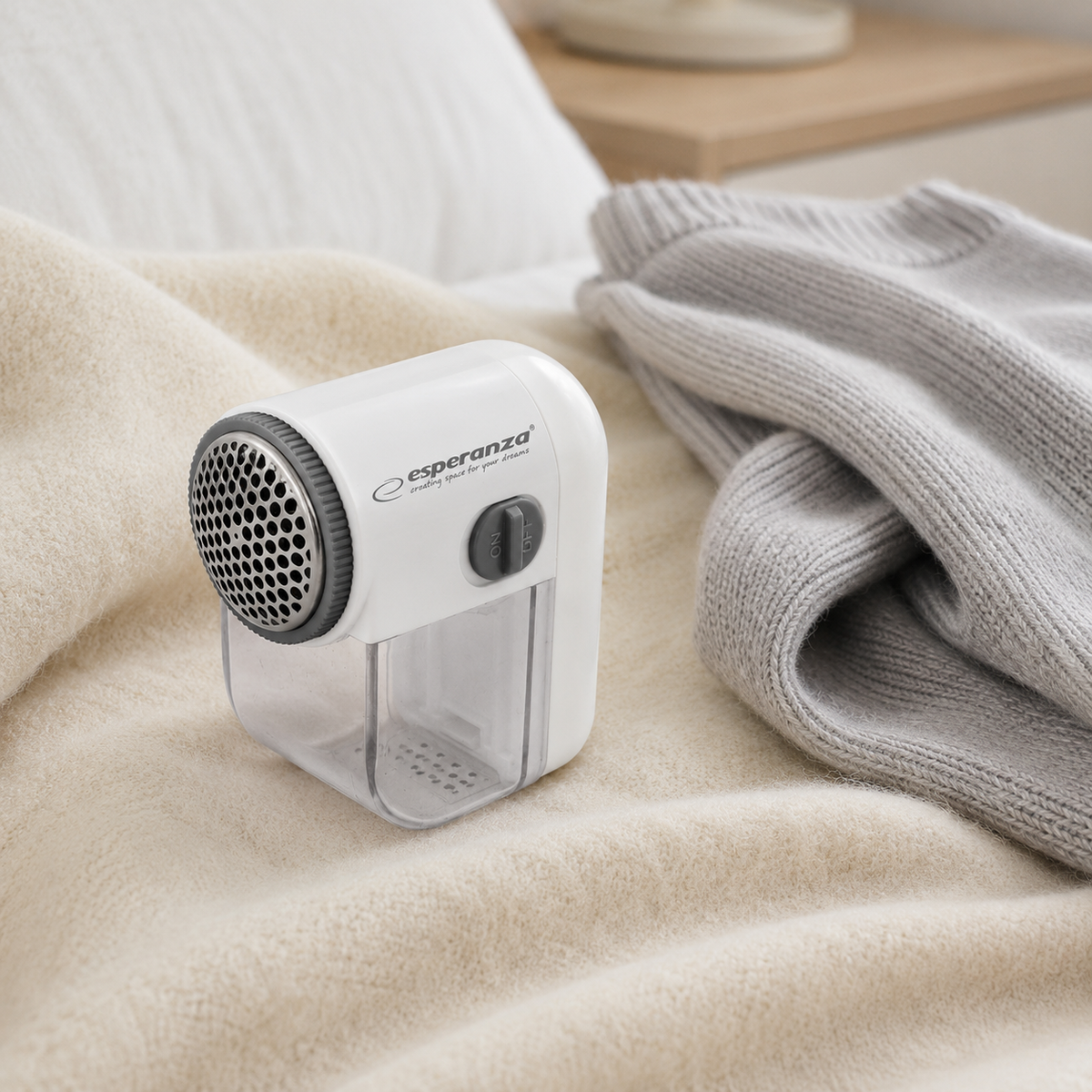 Esperanza Shavers and – ECS003E Esperanza Cuddly White and Gray Lint Remover – image 4